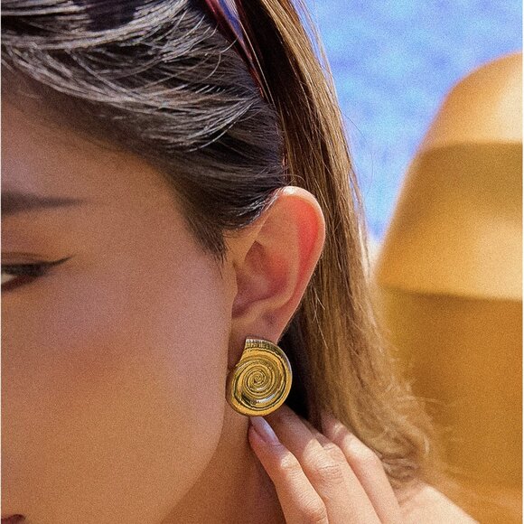 Womenβs 18K Gold-Plated Stainless Steel Conch Shell Stud Earrings Beach-Inspired - Picture 2 of 3